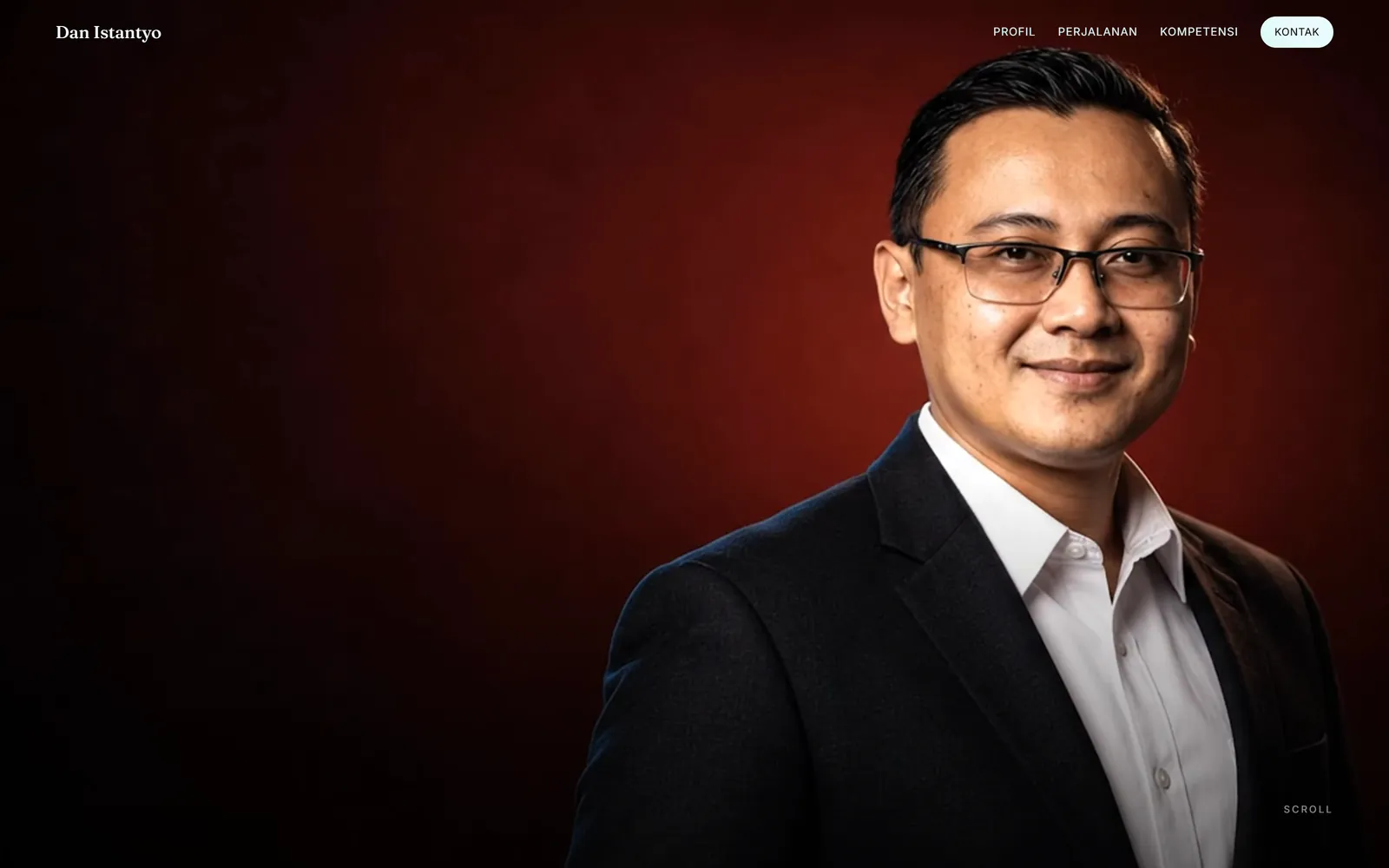 Halaman depan situs profil Dan Istantyo dengan potret di atas latar merah gelap